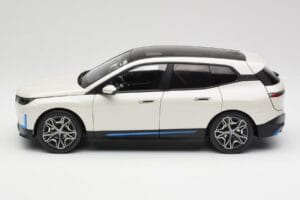 BMW iX Alpine White Minichamps 1:18 110023102 Metal - imagen 4 de 8