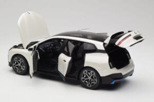BMW iX Alpine White Minichamps 1:18 110023102 Metal - imagen 5 de 8