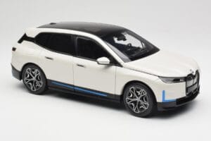 BMW iX Alpine White Minichamps 1:18 110023102 Metal - imagen 6 de 8