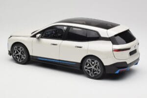 BMW iX Alpine White Minichamps 1:18 110023102 Metal - imagen 7 de 8