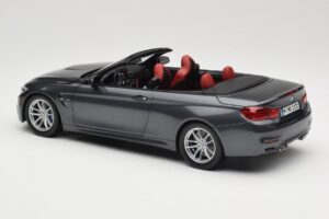 BMW M4 F83 Descapotable Mineral Grey Paragon 1:18 80432339610 Metal - imagen 7 de 8