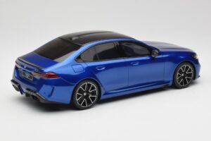 BMW M5 G90 Marina Bay Blue Metallic GT Spirit 1:18 GT507 Resina - imagen 2 de 6
