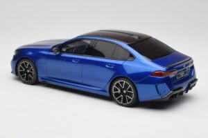 BMW M5 G90 Marina Bay Blue Metallic GT Spirit 1:18 GT507 Resina - imagen 5 de 6