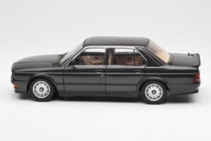 BMW M535i E28 Diamond Negro AUTOart 1:18 75162 Metal - imagen 4 de 8