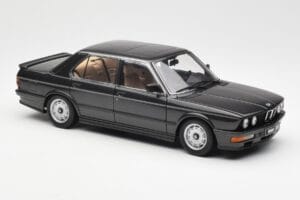 BMW M535i E28 Diamond Negro AUTOart 1:18 75162 Metal - imagen 6 de 8