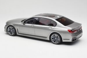 BMW M760i G12 V12 Final Edition Gris GT Spirit 1:18 GT478 Resina - imagen 5 de 6