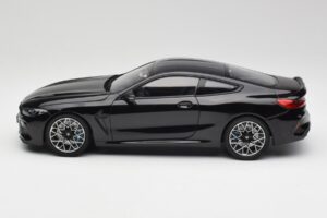 BMW M8 F92 Negro Zafiro Minichamps 1:18 110029021 Metal - imagen 4 de 8