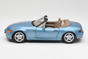 BMW Z3 E36/7 James Bond Goldeneye Azul Metálico UT Models 1:18 180024336 Metal - imagen 4 de 8