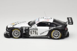 BMW Z4 #676 H. Stuck / J. Hennerici / D. Hurtgen Team Schubert Nürburgring 24 Hours 2006 AUTOart 1:18 80649 Metal - imagen 3 de 6