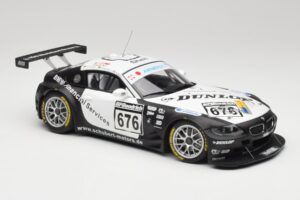 BMW Z4 #676 H. Stuck / J. Hennerici / D. Hurtgen Team Schubert Nürburgring 24 Hours 2006 AUTOart 1:18 80649 Metal - imagen 4 de 6