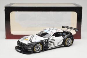 BMW Z4 #676 H. Stuck / J. Hennerici / D. Hurtgen Team Schubert Nürburgring 24 Hours 2006 AUTOart 1:18 80649 Metal - imagen 6 de 6