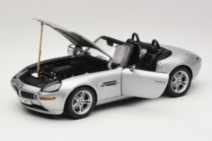 BMW Z8 Plata 007 The World Is Not Enough AUTOart 1:18 70511 Metal - imagen 2 de 8