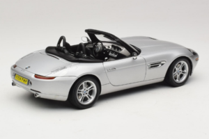 BMW Z8 Plata 007 The World Is Not Enough AUTOart 1:18 70511 Metal - imagen 3 de 8