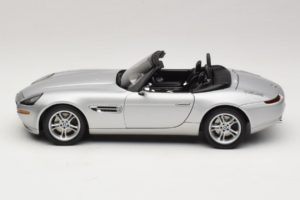 BMW Z8 Plata 007 The World Is Not Enough AUTOart 1:18 70511 Metal - imagen 4 de 8