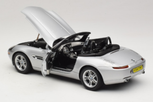 BMW Z8 Plata 007 The World Is Not Enough AUTOart 1:18 70511 Metal - imagen 5 de 8