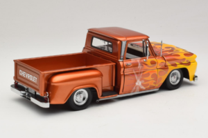 Chevrolet C-10 Stepside Pickup Lowrider Naranja con Llama Sun Star 1:18 1392 Metal - imagen 2 de 6