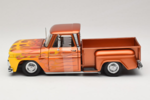 Chevrolet C-10 Stepside Pickup Lowrider Naranja con Llama Sun Star 1:18 1392 Metal - imagen 3 de 6
