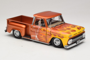 Chevrolet C-10 Stepside Pickup Lowrider Naranja con Llama Sun Star 1:18 1392 Metal - imagen 4 de 6
