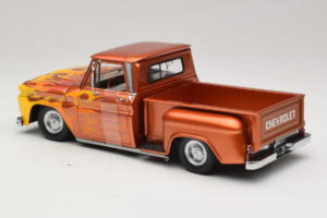Chevrolet C-10 Stepside Pickup Lowrider Naranja con Llama Sun Star 1:18 1392 Metal - imagen 5 de 6