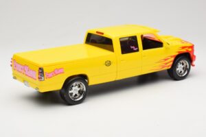 Chevrolet C2500 Silverado Pussy Wagon From Kill Bill Amarillo GreenLight 1:18 19015 Metal - imagen 2 de 6