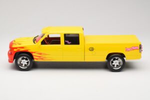 Chevrolet C2500 Silverado Pussy Wagon From Kill Bill Amarillo GreenLight 1:18 19015 Metal - imagen 3 de 6