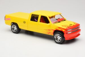 Chevrolet C2500 Silverado Pussy Wagon From Kill Bill Amarillo GreenLight 1:18 19015 Metal - imagen 4 de 6