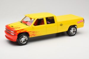 Chevrolet C2500 Silverado Pussy Wagon From Kill Bill Amarillo GreenLight 1:18 19015 Metal