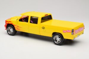 Chevrolet C2500 Silverado Pussy Wagon From Kill Bill Amarillo GreenLight 1:18 19015 Metal - imagen 5 de 6