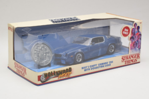 Chevrolet Camaro Z28 Stranger Things With Collectible Coin Metals Diecast 1:24 31110 Metal - imagen 2 de 3