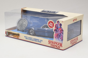 Chevrolet Camaro Z28 Stranger Things With Collectible Coin Metals Diecast 1:24 31110 Metal - imagen 3 de 3