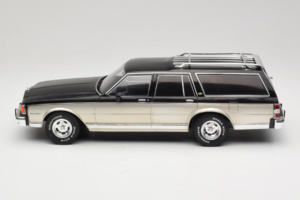 Chevrolet Caprice Estate Wagon Plata & Gris MCG 1:18 MCG18478 Metal - imagen 3 de 6