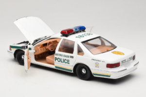 Chevrolet Caprice Metro Dade Policía UT Models 1:18 21024 Metal - imagen 5 de 8
