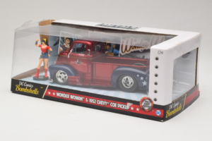 Chevrolet COE Pickup Wonder Woman With Figure Metals Diecast 1:24 30453 Metal - imagen 3 de 3