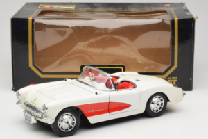 Chevrolet Corvette C1 Blanco & Rojo Bburago 1:18 3024-M3 Metal - imagen 8 de 8