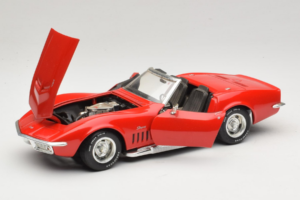 Chevrolet Corvette C3 Descapotable Rojo Revell 1:18 8833-P1 Metal - imagen 2 de 8
