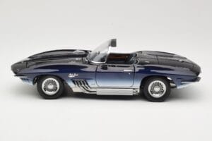 Chevrolet Corvette Mako Shark Azul Oscuro UT Models 1:18 21061 Metal - imagen 4 de 8