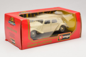 Citroen 15CV Traction Avant Beige Bburago 1:24 1501-B1 Metal - imagen 2 de 3
