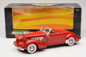 Cord 812 Descapotable Rojo American Muscle 1:18 32158 Metal - imagen 8 de 8