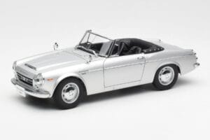 Datsun Fairlady 2000 SR311 Roadster Plata AUTOart 1:18 77432 Metal