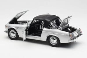 Datsun Fairlady 2000 SR311 Roadster Plata AUTOart 1:18 77432 Metal - imagen 5 de 8