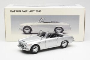 Datsun Fairlady 2000 SR311 Roadster Plata AUTOart 1:18 77432 Metal - imagen 8 de 8