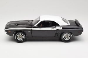 Dodge Challenger R/T Negro & Blanco ERTL 1:18 36549 Metal - imagen 4 de 8