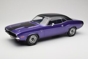 Dodge Challenger R/T Plum Crazy Otto 1:12 G083 Resina
