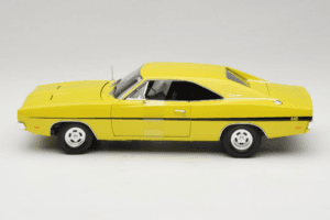 Dodge Charger R/T Amarillo Dirty Mary Crazy Larry Auto World 1:18 AWSS101/06 Metal - imagen 4 de 8