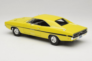 Dodge Charger R/T Amarillo Dirty Mary Crazy Larry Auto World 1:18 AWSS101/06 Metal - imagen 7 de 8