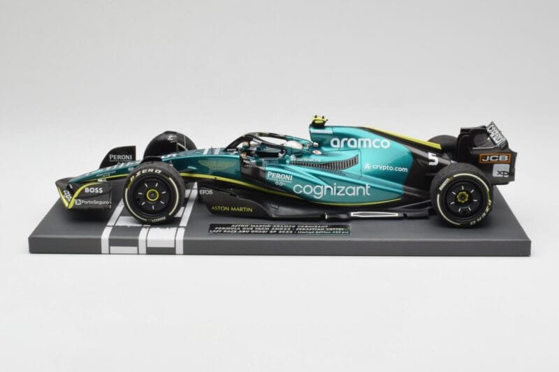 Aston Martin AMR22 Aramco #5 S. Vettel Abu Dhabi GP 2022 Last Race Collector's Edition Minichamps 1:18 117222205 Resina