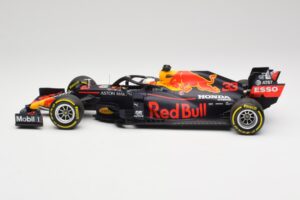 Aston Martin Red Bull Racing RB16 #33 M. Verstappen Abu Dhabi GP Winner 2020 Minichamps 1:18 110201733 Metal - imagen 3 de 7