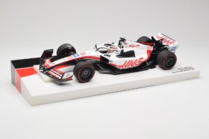 Haas VF-22 #20 K. Magnussen Pole Position Brazil GP 2022 Minichamps 1:18 147222120 Metal - imagen 2 de 7