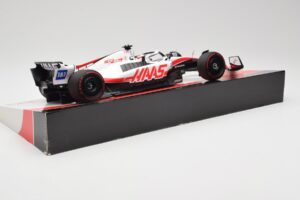Haas VF-22 #20 K. Magnussen Pole Position Brazil GP 2022 Minichamps 1:18 147222120 Metal - imagen 3 de 7