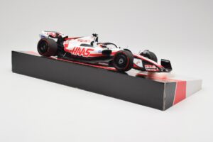 Haas VF-22 #20 K. Magnussen Pole Position Brazil GP 2022 Minichamps 1:18 147222120 Metal - imagen 4 de 7